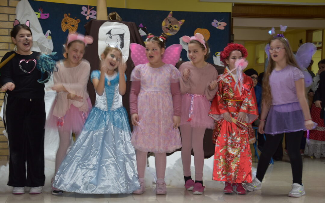 Maskenbal u našoj školi/Маскенбал у нашој школи